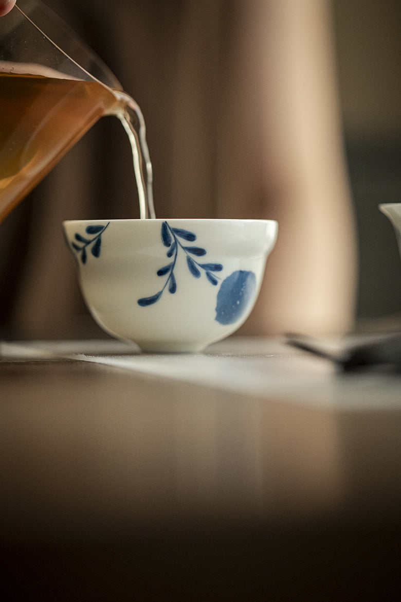 Blue and white hand drawn embroidered ball flower master cup, creative gourd tea cup, handmade ceramic tea cup, single cup for home use