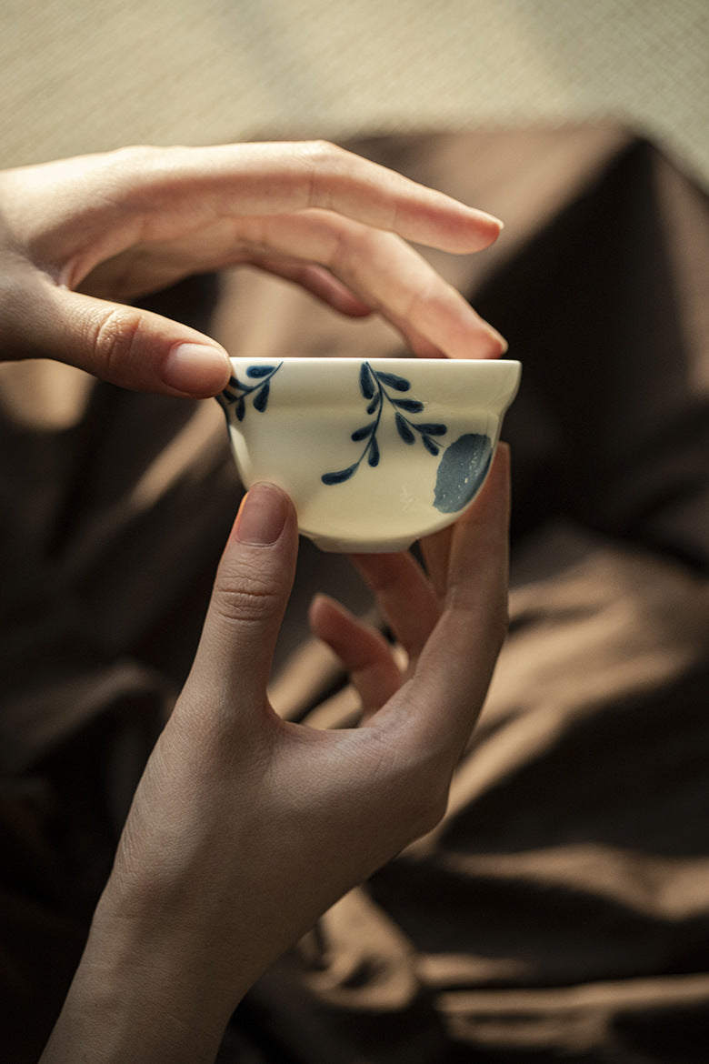 Blue and white hand drawn embroidered ball flower master cup, creative gourd tea cup, handmade ceramic tea cup, single cup for home use