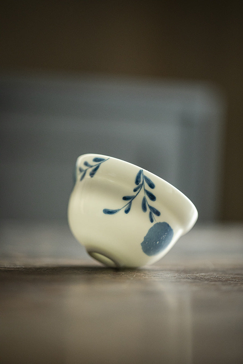 Blue and white hand drawn embroidered ball flower master cup, creative gourd tea cup, handmade ceramic tea cup, single cup for home use