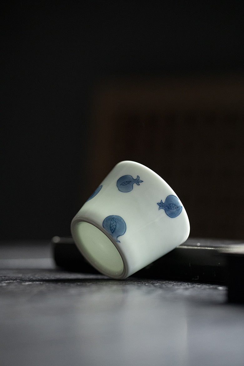 Blue and white hand-painted pomegranate household tea cup, single retro tasting cup, Kung Fu tea