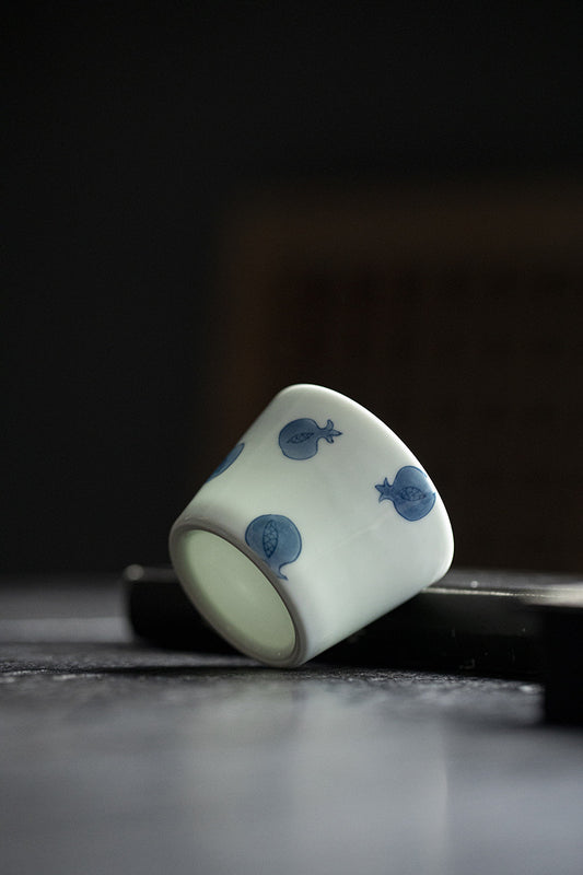 Blue and white hand-painted pomegranate household tea cup, single retro tasting cup, Kung Fu tea