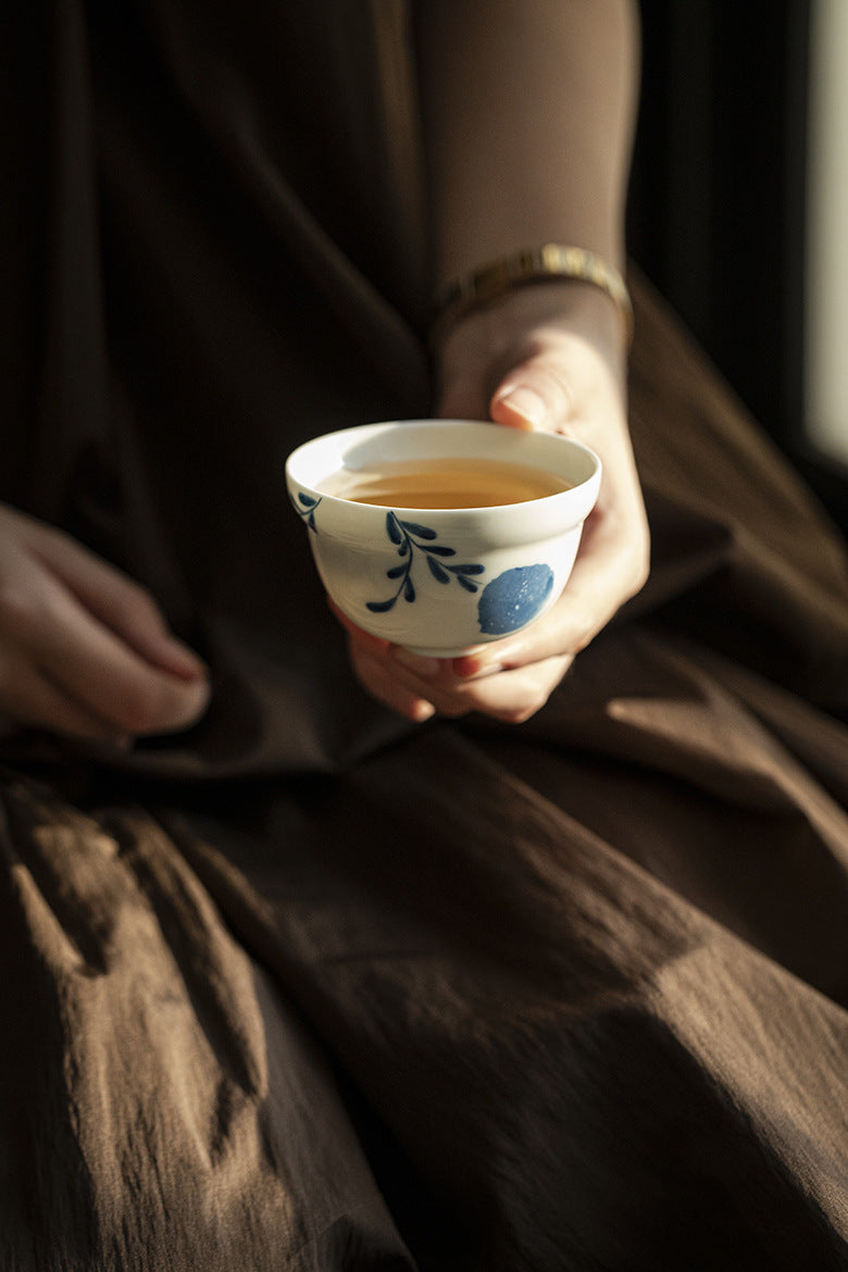 Blue and white hand drawn embroidered ball flower master cup, creative gourd tea cup, handmade ceramic tea cup, single cup for home use