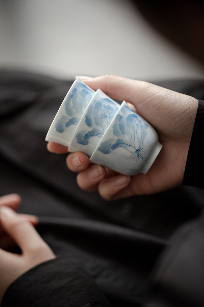 Underglaze color blue and white hand-painted cabbage tea cup, home tea cup, master cup, Kung Fu tea set, drinking tea cup