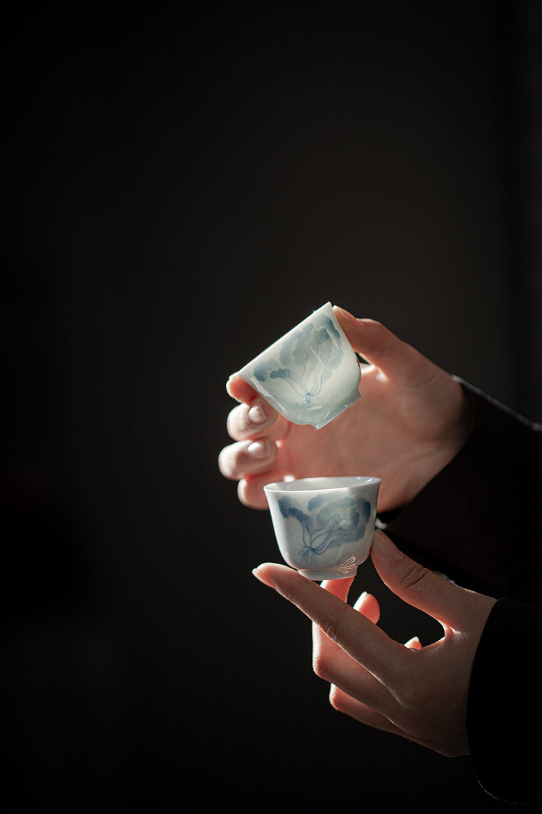 Underglaze color blue and white hand-painted cabbage tea cup, home tea cup, master cup, Kung Fu tea set, drinking tea cup